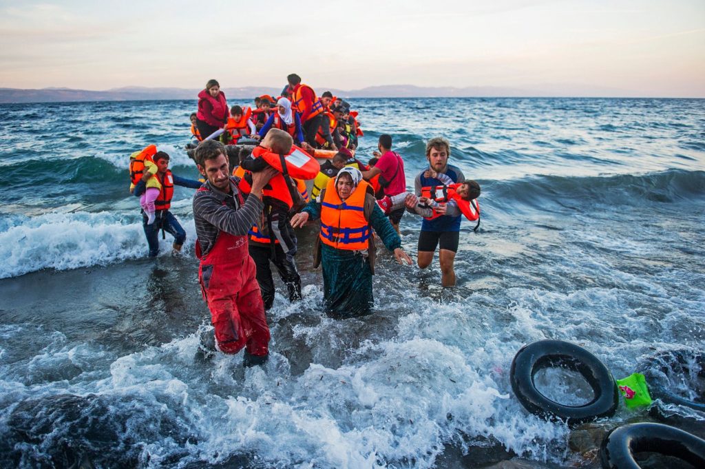 Flüchtlingsboot an griechischer Küste