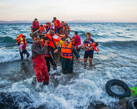 Flüchtlingsboot an griechischer Küste