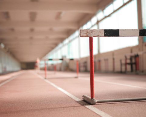 Auf dem Foto ist ein Sportplatz zu sehen auf dem Hindernisse für Läuferinnen stehen.