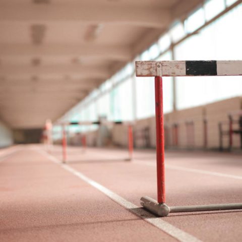 Auf dem Foto ist ein Sportplatz zu sehen auf dem Hindernisse für Läuferinnen stehen.