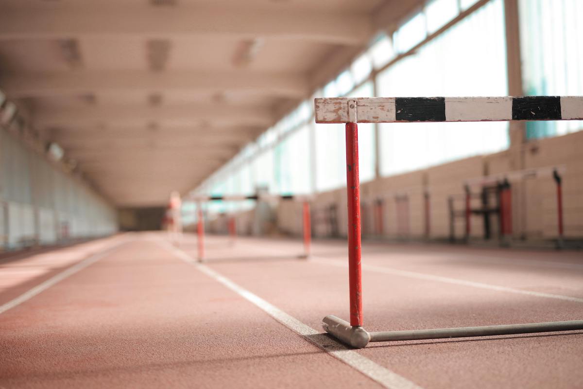 Auf dem Foto ist ein Sportplatz zu sehen auf dem Hindernisse für Läuferinnen stehen.